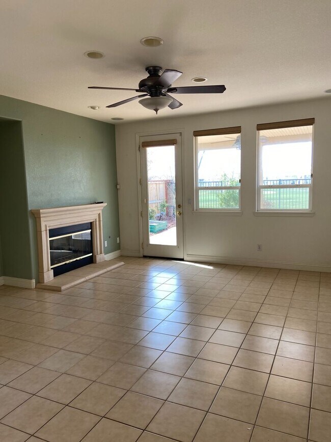 Building Photo - Empire Ranch 4 Bdrm, 3 bath