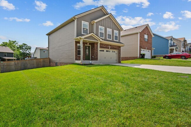 Foto del edificio - Beautiful Open-Concept Home with Covered Deck & Huge Backyard