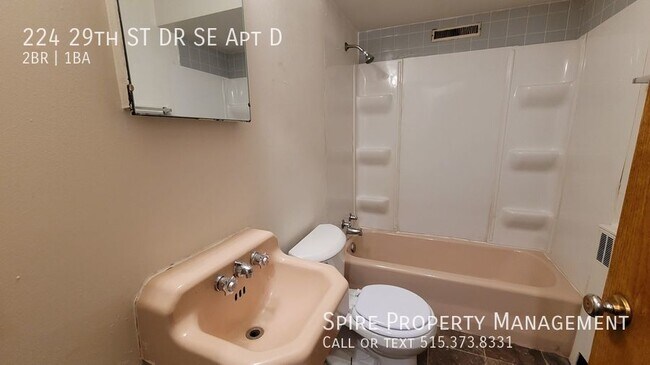 Building Photo - 2bedroom 1 bath Great SE location off 1st ...