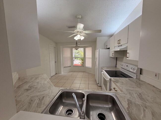 Foto del edificio - Centrally located 3/2 with 2 car garage. Pet friendly with fenced in backyard. Lawncare included.