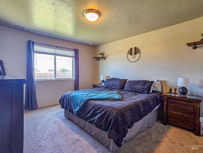 Master bedroom - 19629 Stowe Way