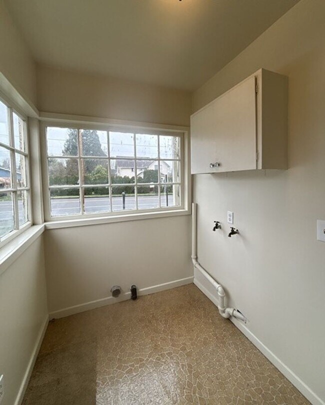 Foto del edificio - 4Bd/1Ba Two Story House - Available to View!