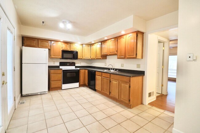 Building Photo - 2 Bedroom/2 Bath Townhouse near Stadium - ...
