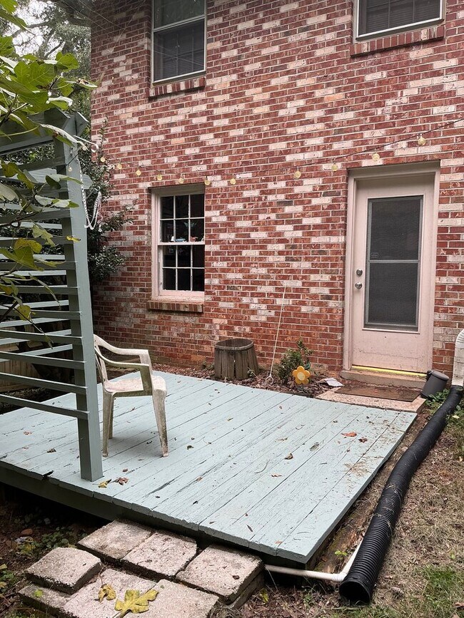 Foto del edificio - 1 Bedroom/1 bathroom Basement Apartment in...