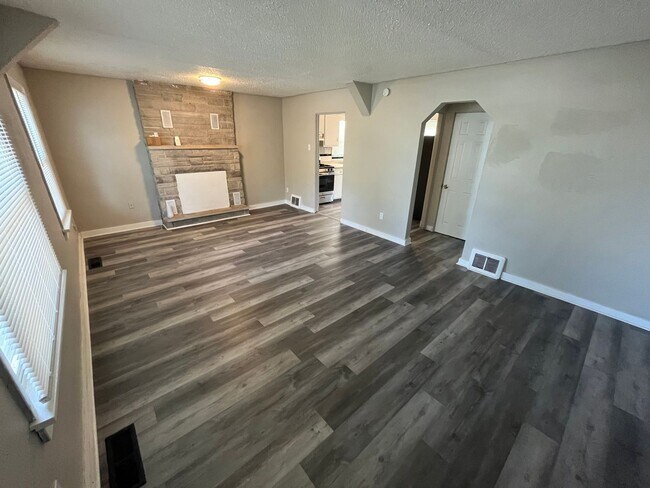 Foto del edificio - Freshly Renovated Two Bedroom Home Coming Available!