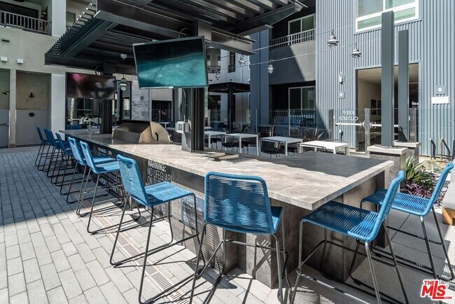 Foto del edificio - 435 W Los Feliz Rd