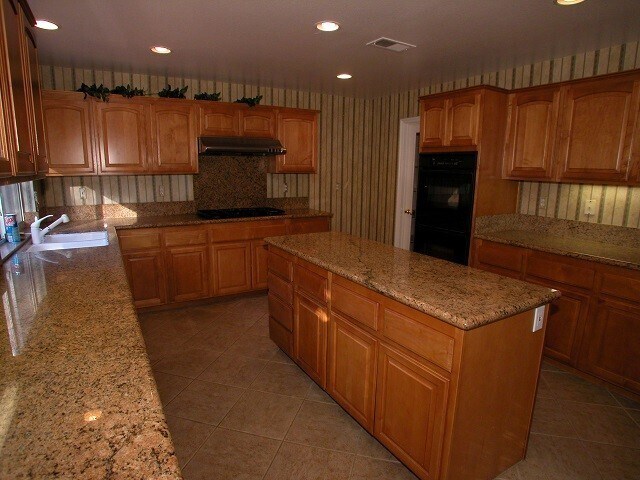 Building Photo - WOW! Great Eastlake Trails Former Model Home