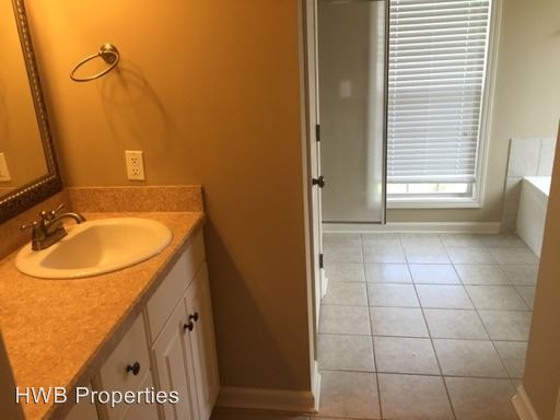 Building Photo - 444 River Oaks Dr