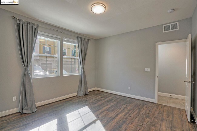 Building Photo - 5842 Vizcaino Way