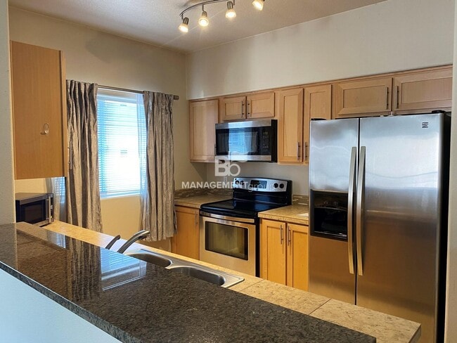 Building Photo - NW Portland-Timberland Community Light & Bright Condo Includes Garage!