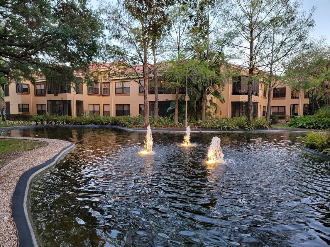 Primary Photo - 15515 N Miami Lakeway