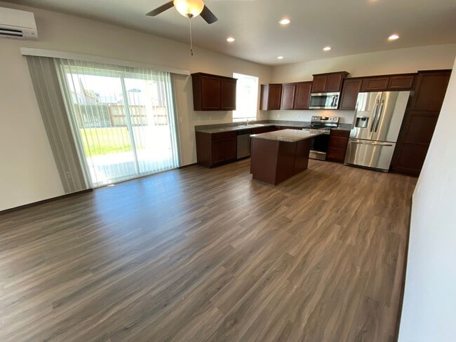 Foto del edificio - Newer, Spacious 5 Bedroom 3 Bed House!
