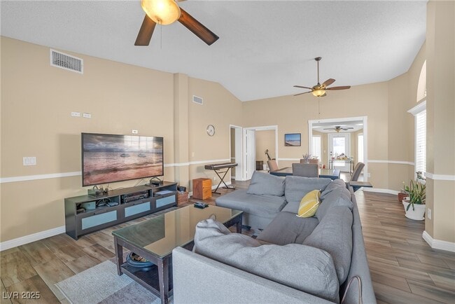 Foto del edificio - 933 Derringer Ln