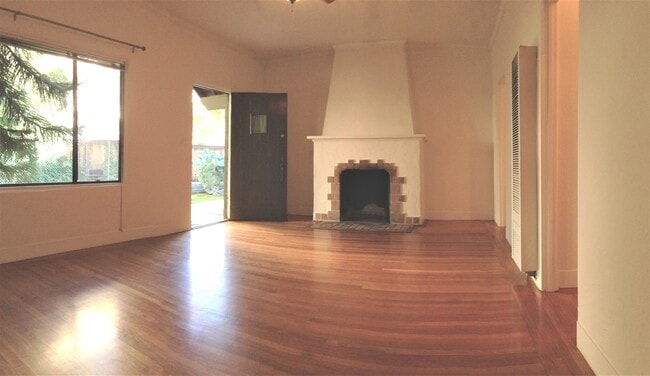 Building Photo - 1217 Oak Grove Ave
