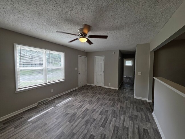 Building Photo - Spacious 4 Bed / 2.5 Bath Home with 2 Living Areas