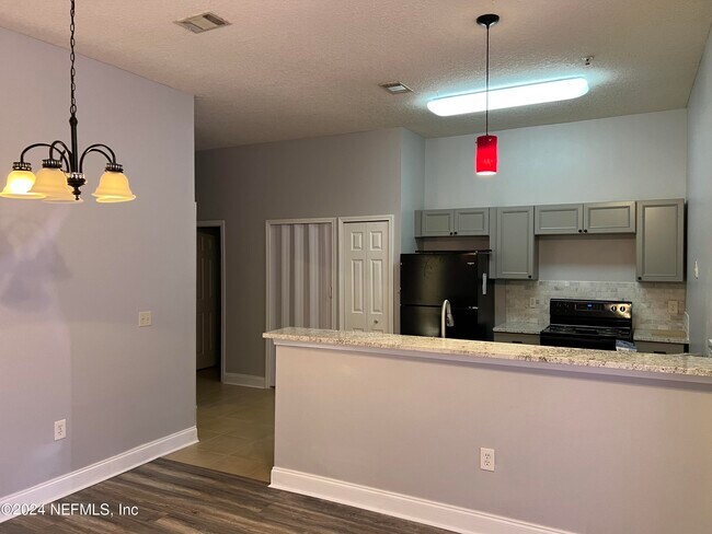 Foto del edificio - 7920 Merrill Rd