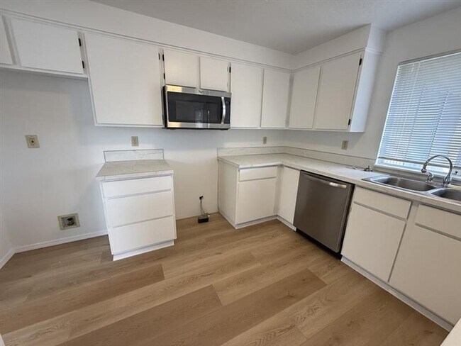 Building Photo - 16055 SW Theresa Ct