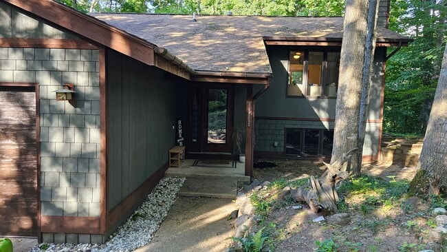 Building Photo - East Side Traverse City 3BR Home with Lake...