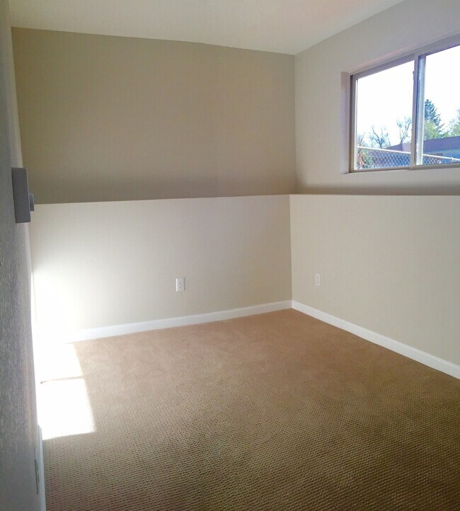 Building Photo - **Cozy 2 Bed, 1 bath in Lakewood, CO Brigh...
