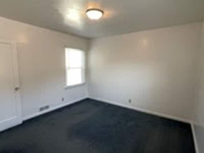 Building Photo - Carlson Duplex