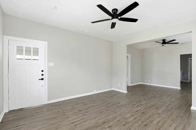 Foto del edificio - 1230 Hammond Ave