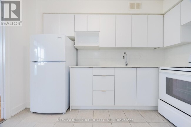 Building Photo - 33 Erskine Ave