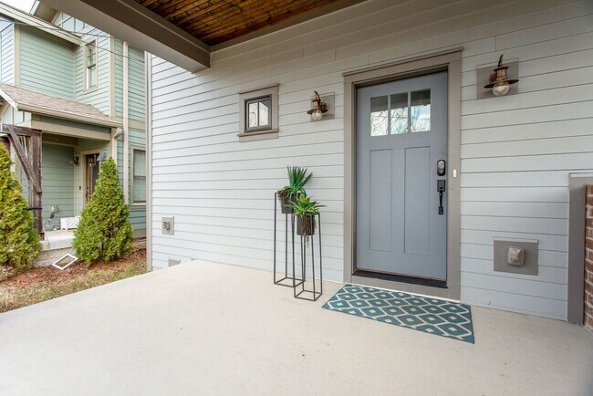 Building Photo - 4 bedroom home in desirable East Nashville