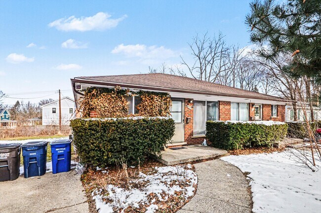 Foto del edificio - 924 Lutz Ave