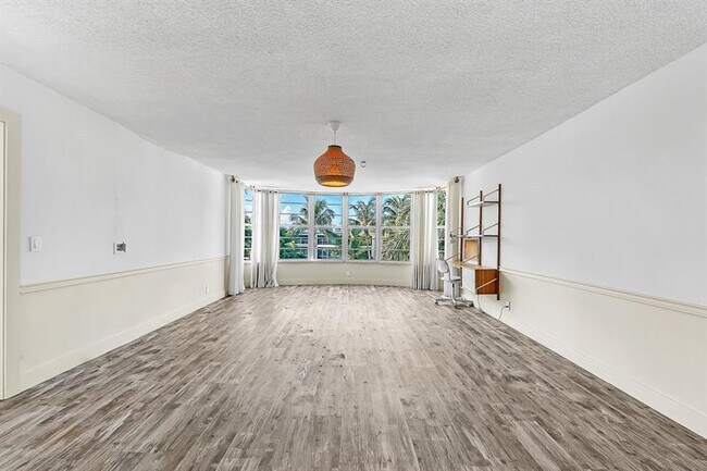 Building Photo - 3051 NE 48th St