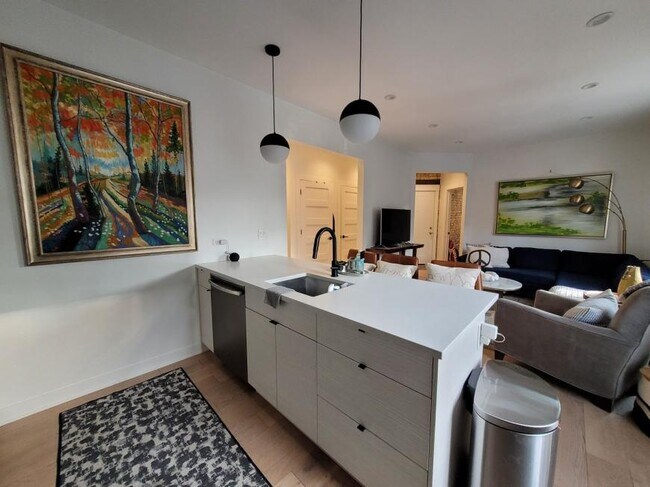 Building Photo - 2 bedroom in Chicago IL 60640