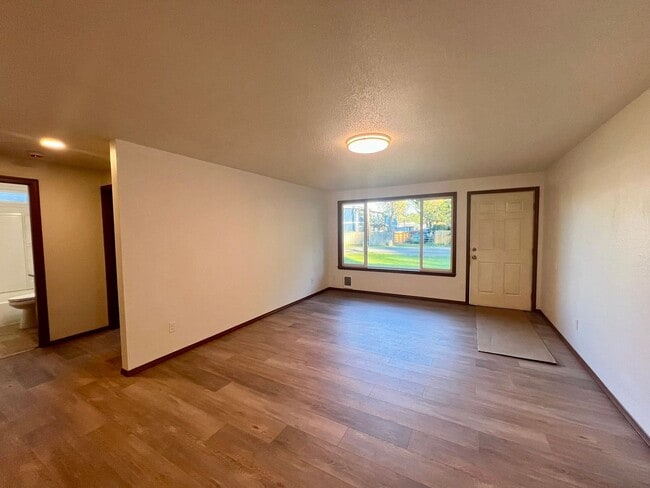 Building Photo - Fully Remodeled 2 BD - Water Included
