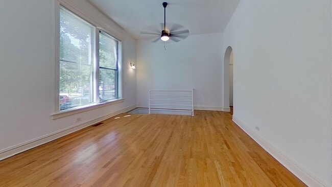 Duplexed Lakeview Three Bedroom Two Bath - Duplexed Lakeview Three Bedroom Two Bath Apartment