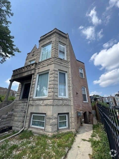 Building Photo - 4218 W Van Buren St