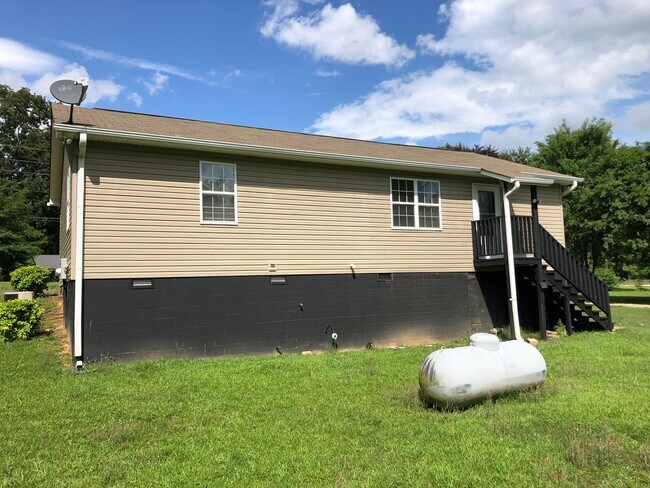 Foto del edificio - Available August 2025 | 3BR 1 BATH W/LAWNC...