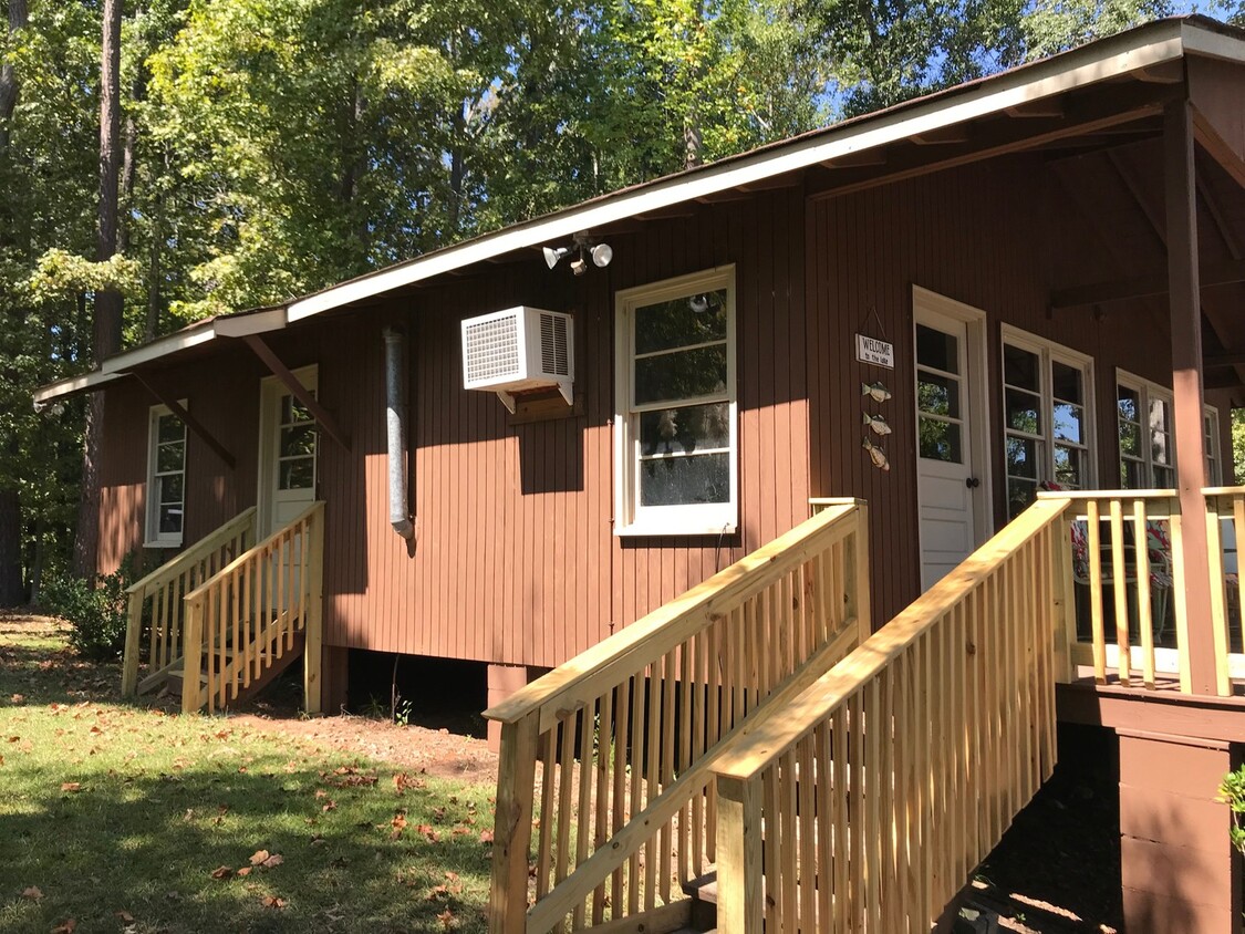 Primary Photo - Lake Sinclair home available for 6 month l...