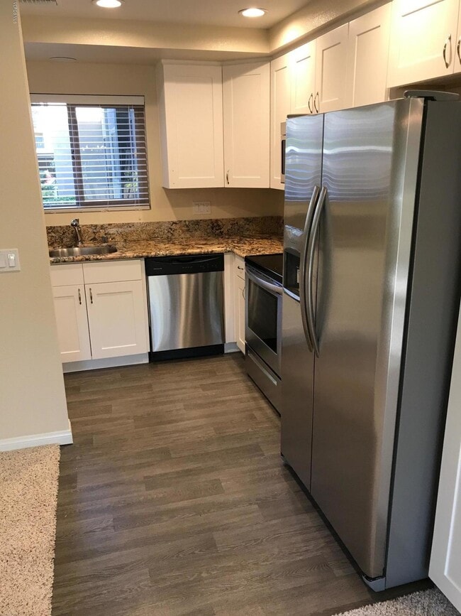 Building Photo - 245 Oak Leaf Dr
