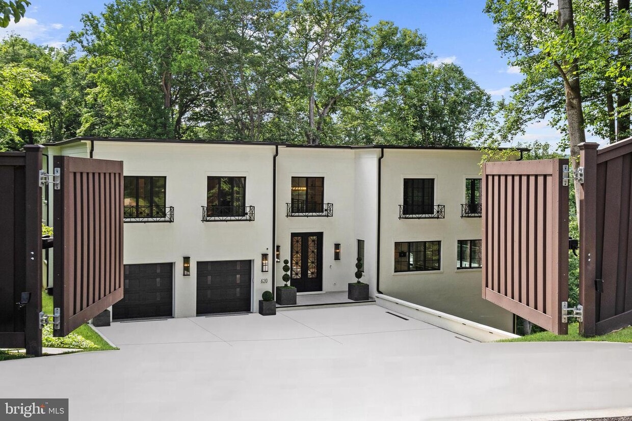 Primary Photo - 620 Rivercrest Dr