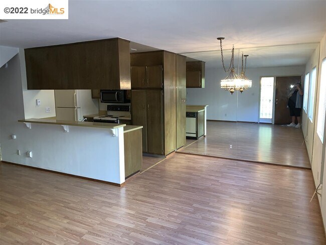 Building Photo - 2300 Peppertree Way