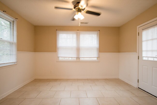 Building Photo - Cozy 3 Bedroom in Clarksville!