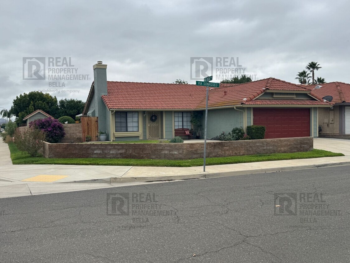Primary Photo - Corner-Lot Charmer with Open Layout and Sp...