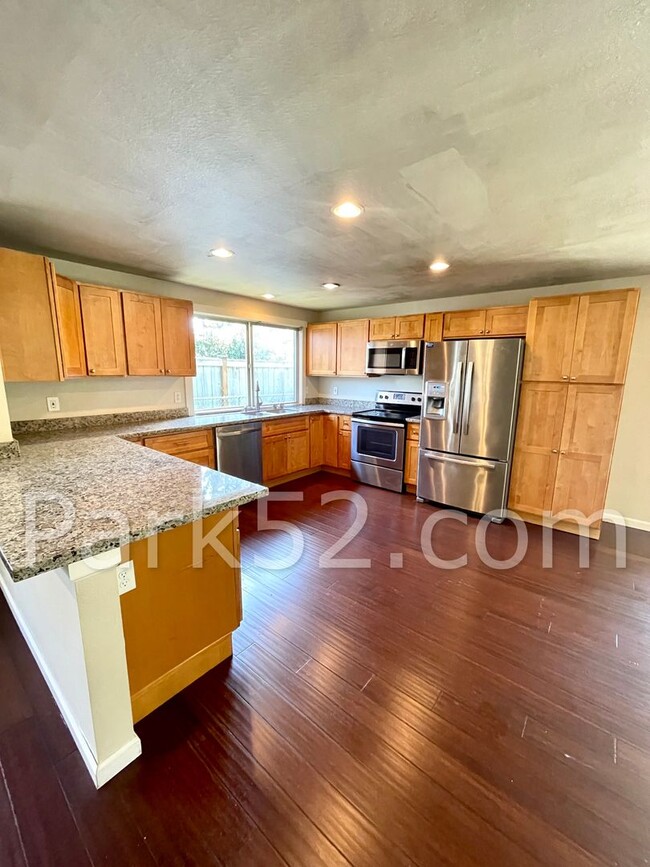 Building Photo - Pet Friendly 3 Bedroom Rambler!