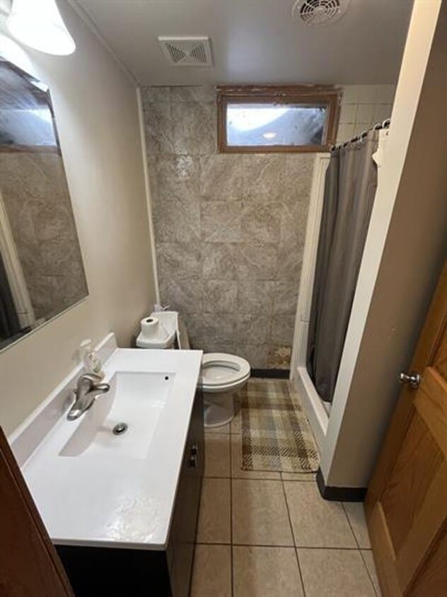 Foto principal - 5 bedroom/ 2 bath home within walking distance to BSU