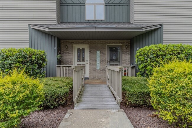 Foto del edificio - 140 Pine Grove Dr