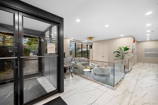 Foto del edificio - 141 Great Neck Rd