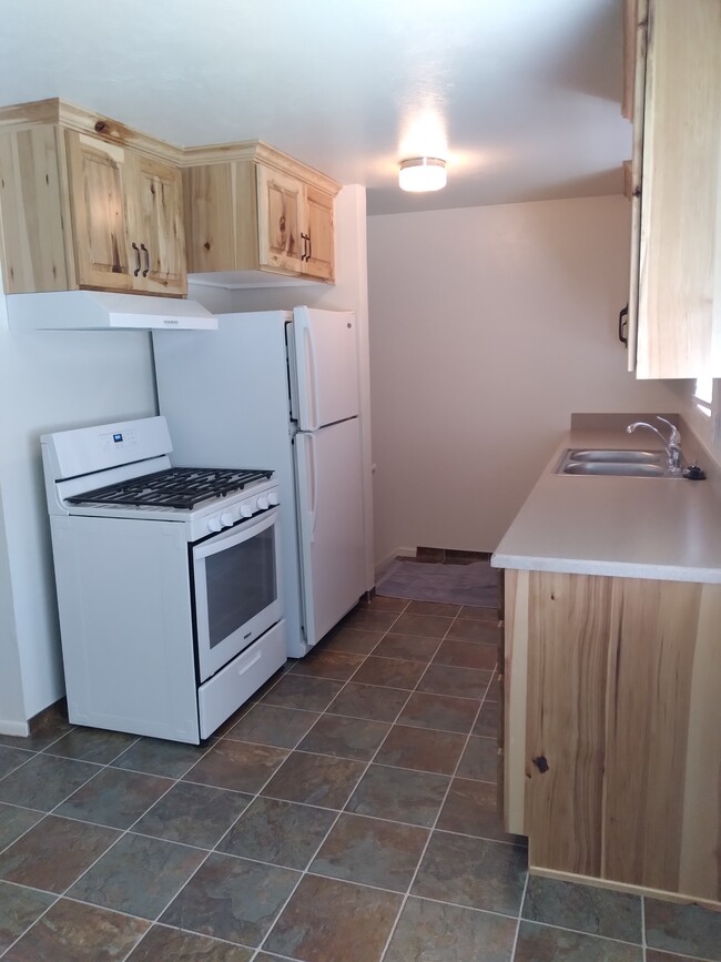 Kitchen - 676 E 400 N