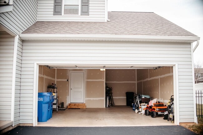 Building Photo - 220 Callie Dr