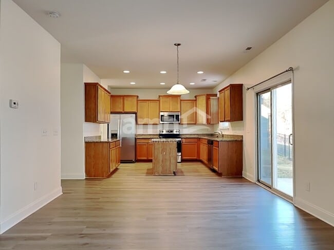 Building Photo - 185 Clubhouse Dr