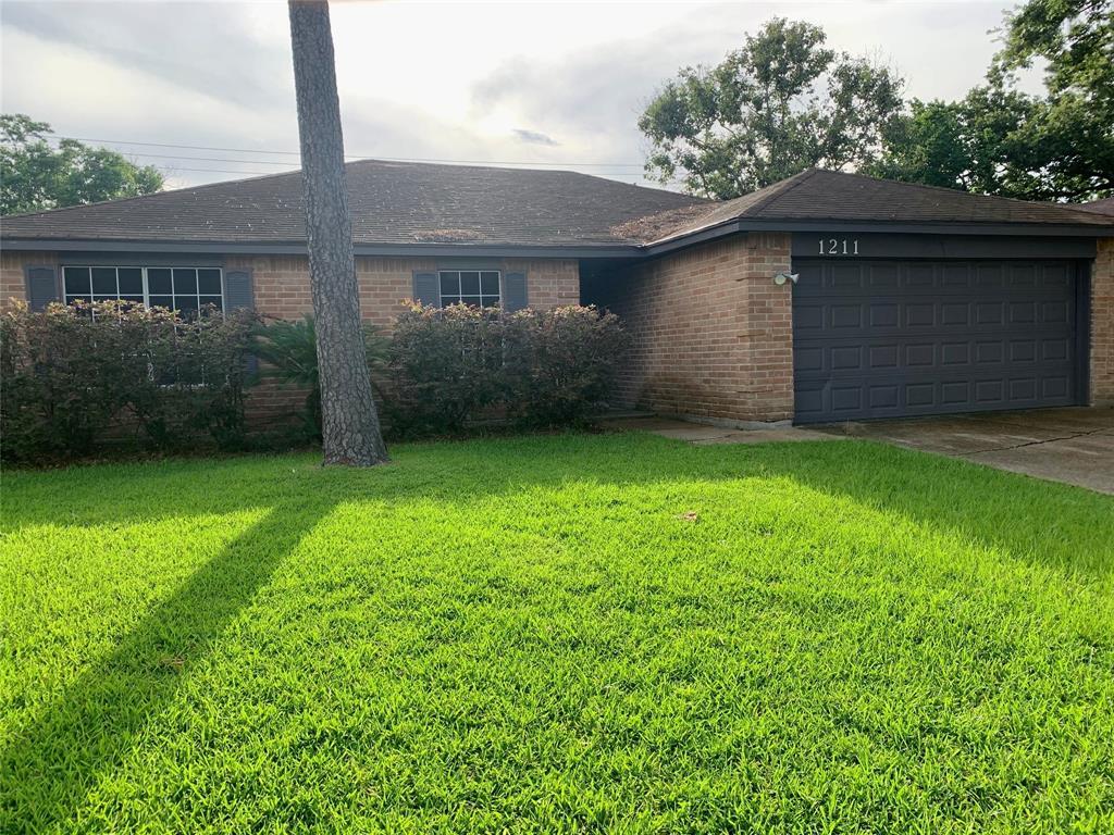Foto principal - 1211 Oakengates Dr
