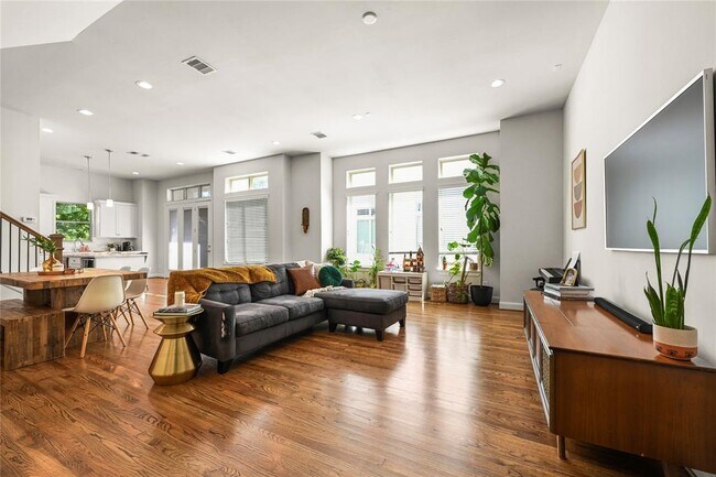 Foto del edificio - 1215 W 25th St