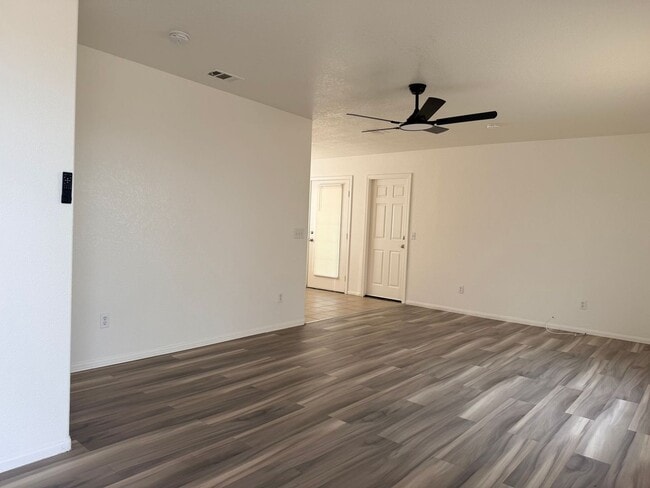 Foto del edificio - 9236 Peach Ave